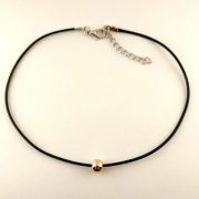 Choker de cuerito con bolita dorada - Imagen 3