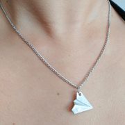 Cadenita con avioncito de papel